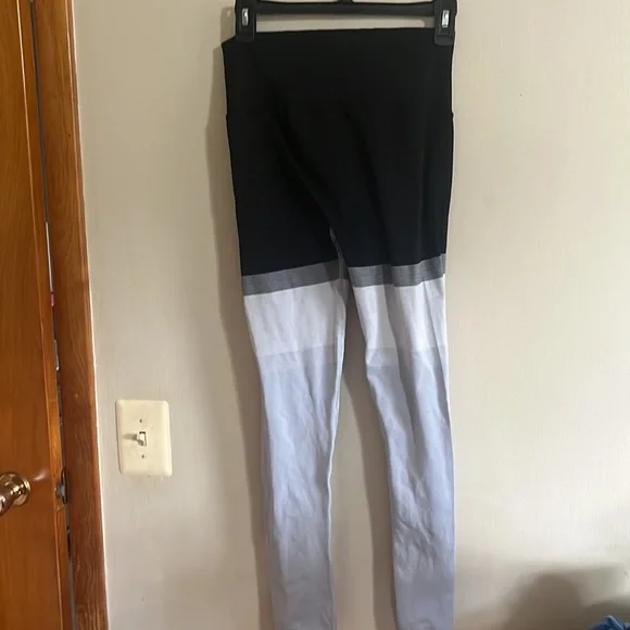 Athleta medium Black Gray Stripe Intarsia Seamless Leggings Women workout pants - Picture 3 of 3